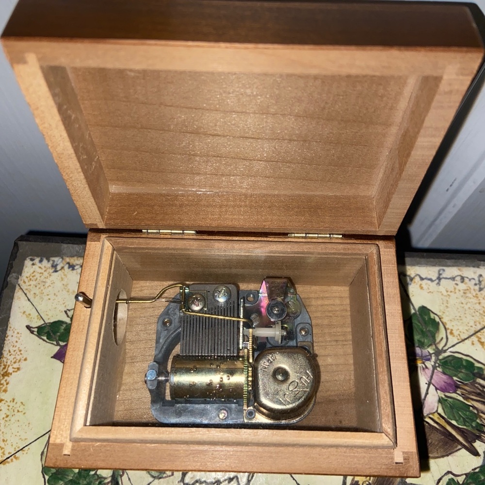 Hummel Stormy Weather Music Box Japan VTG Works - Picture 6 of 10